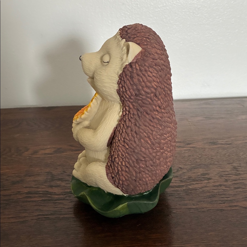 NWT- Adorable Hedgehog 🦔 Garden Figurine with Sunflower 🌻 - Picture 6 of 10